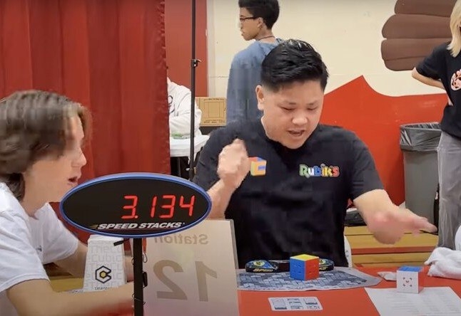 AQShlik fuqaro Rubik kubigini 3,13 soniyada yig'ib, jahon rekordini yangiladi