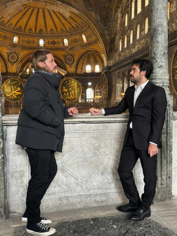 Vikinglar teleserialidagi Qirol Ragnar roli bilan tanilgan Gollivud yulduzi Travis Fimmel Istanbulga turistik maqsadda tashrif buyurdi
