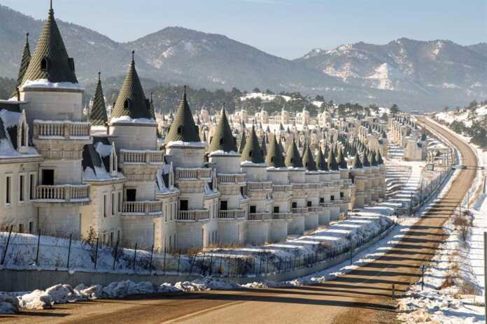 Hech kim yashamaydigan qasrlar haqida eshitganmisiz? Hech kim yashamaydigan qasrlar haqida eshitganmisiz?