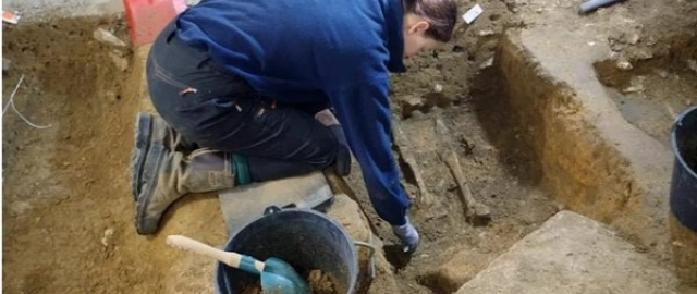 Fransiyada uyning yerto‘lasidan 700 yillik qabr topildi2