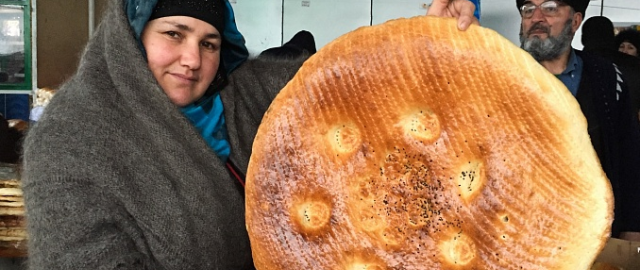 Kulchadan tortib metrlab uzunlikdagi nongacha: Tojikistonda non qanday yopiladi?1