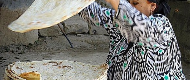 Kulchadan tortib metrlab uzunlikdagi nongacha: Tojikistonda non qanday yopiladi?2