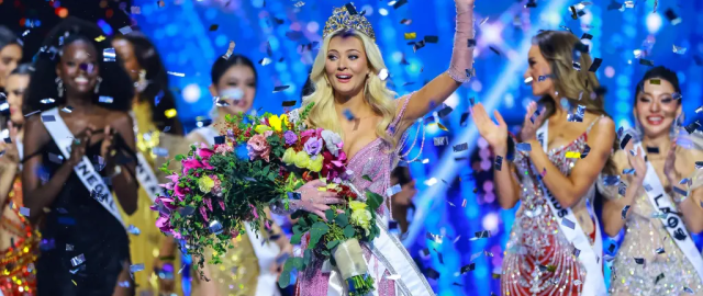 “Koinot go‘zali”dan tojni tortib olish talab qilinmoqda (foto) “Koinot go‘zali”dan tojni tortib olish talab qilinmoqda (foto)4