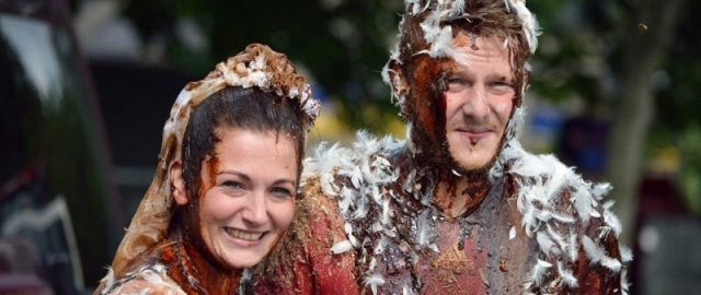 Barmog‘i kesiladigan ayollar, og‘riqli erkaklik sinovi va axlatga belangan kelin-kuyov: dunyodagi eng g‘alati an’analar Barmog‘i kesiladigan ayollar, og‘riqli erkaklik sinovi va axlatga belangan kelin-kuyov: dunyodagi eng g‘alati an’analar3