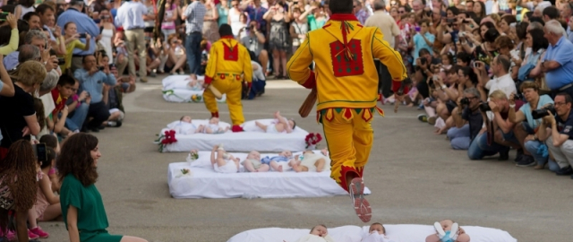 Barmog‘i kesiladigan ayollar, og‘riqli erkaklik sinovi va axlatga belangan kelin-kuyov: dunyodagi eng g‘alati an’analar Barmog‘i kesiladigan ayollar, og‘riqli erkaklik sinovi va axlatga belangan kelin-kuyov: dunyodagi eng g‘alati an’analar6