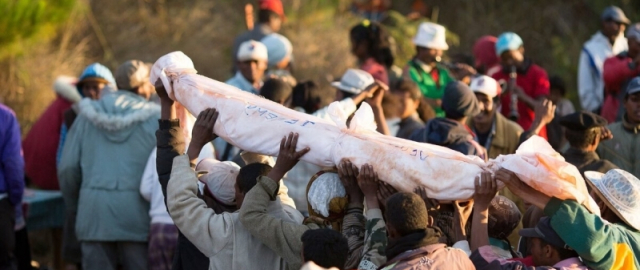 Barmog‘i kesiladigan ayollar, og‘riqli erkaklik sinovi va axlatga belangan kelin-kuyov: dunyodagi eng g‘alati an’analar Barmog‘i kesiladigan ayollar, og‘riqli erkaklik sinovi va axlatga belangan kelin-kuyov: dunyodagi eng g‘alati an’analar5