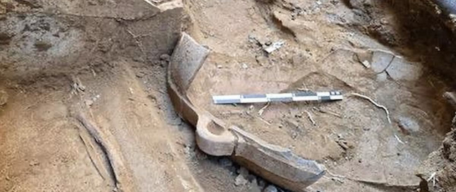 Italiyada ichida bola qoldiqlari bo‘lgan o‘ta qadimiy amfora topildi (foto) Italiyada ichida bola qoldiqlari bo‘lgan o‘ta qadimiy amfora topildi (foto)2