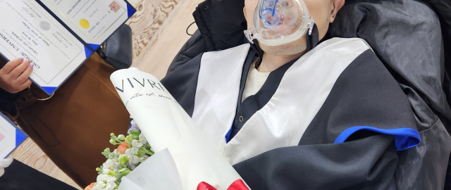 Janubiy Koreyada nogiron ayol diplom ishini ko‘zida yozib, magistr bo‘ldi1