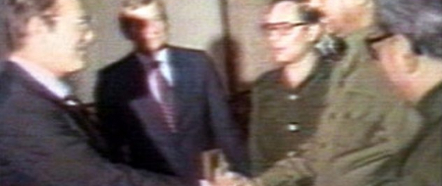 Go‘shtdan tortib svitergacha: siyosatchilar bir-biriga qanday sovg‘a beradi? Go‘shtdan tortib svitergacha: siyosatchilar bir-biriga qanday sovg‘a beradi?9