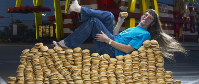 Cho‘ziluvchan teri, uzun til va ko‘zi bilan sut purkash: jahon rekordini o‘rnatgan g‘alati insonlar Cho‘ziluvchan teri, uzun til va ko‘zi bilan sut purkash: jahon rekordini o‘rnatgan g‘alati insonlar1