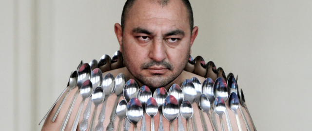 Cho‘ziluvchan teri, uzun til va ko‘zi bilan sut purkash: jahon rekordini o‘rnatgan g‘alati insonlar Cho‘ziluvchan teri, uzun til va ko‘zi bilan sut purkash: jahon rekordini o‘rnatgan g‘alati insonlar11