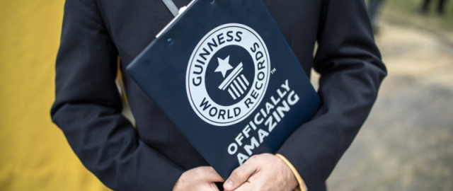 Cho‘ziluvchan teri, uzun til va ko‘zi bilan sut purkash: jahon rekordini o‘rnatgan g‘alati insonlar Cho‘ziluvchan teri, uzun til va ko‘zi bilan sut purkash: jahon rekordini o‘rnatgan g‘alati insonlar12